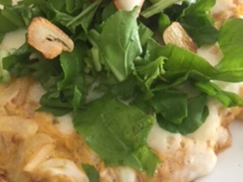 チーズオムレツ、ルッコラ、ガーリックチップのせ